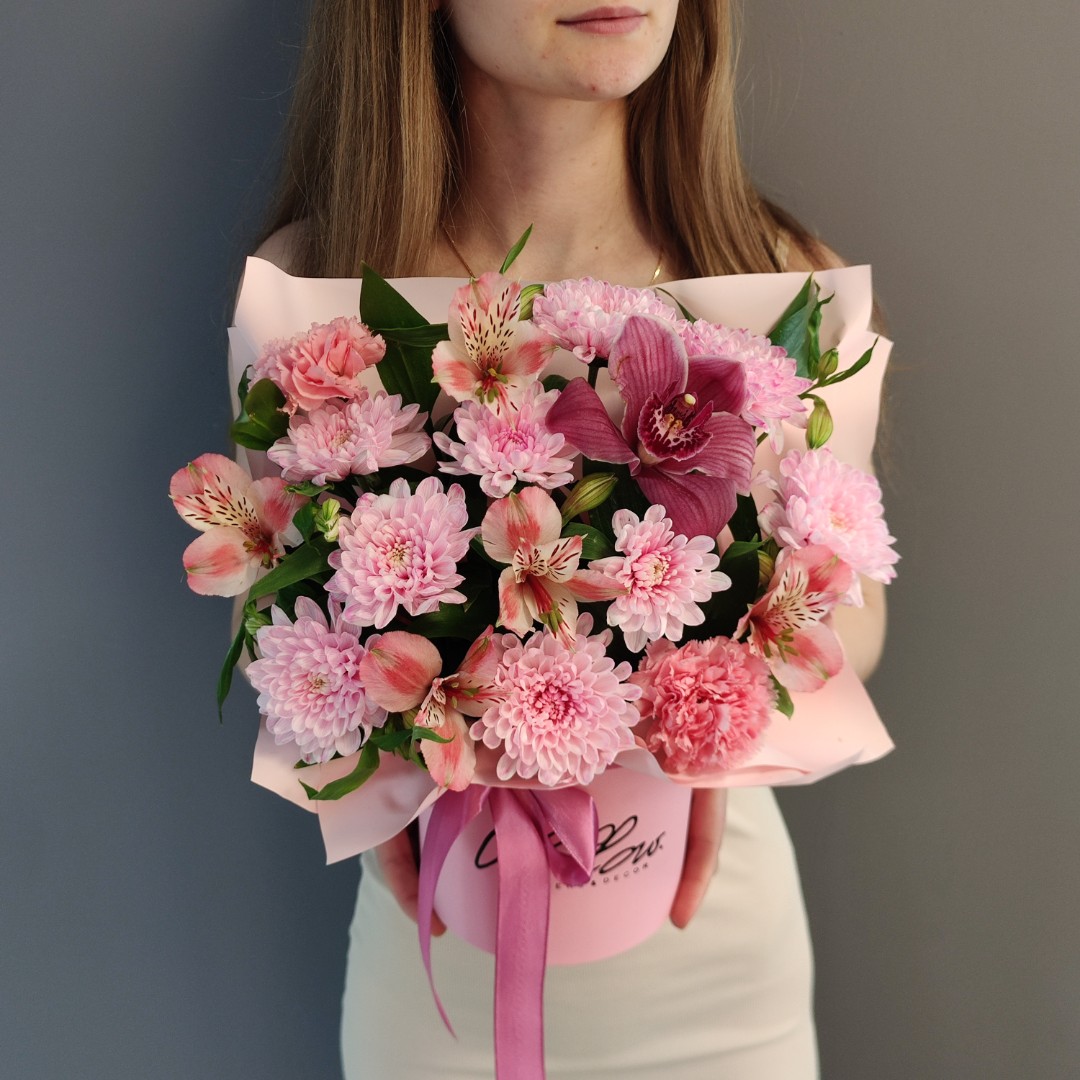 Композиция c орхидеей в шляпной коробке